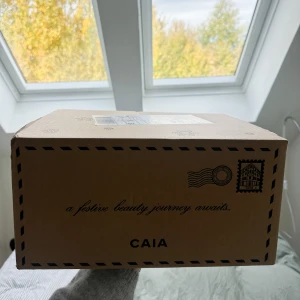 CAIA adventskalender2025  - Säljer CAIAs julkalender 2025. Kalendern kommer i obruten förpackning. Den kan tas både till Österlen, Örebro och centrala Stockholm annars står köparen för frakten <3 kalendern har ett värde av 8505kr och består av 29 full-size produkter 