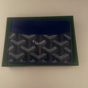 En mörkblå plånbok från Goy4ard - En helt ny plånbok inte använd en ända gång du får med allt som är på bilden.pris går att förhandla 