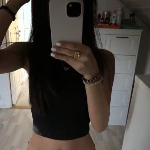 Superfin svart topp  - Lätt att matcha med olika outfits!🫰Säljer pga den är lite för kort för min smak men skulle passa vem som helst jätte fint 💕Toppen är från H&M i storlek xs men skulle säga att den är mer xxs🥰