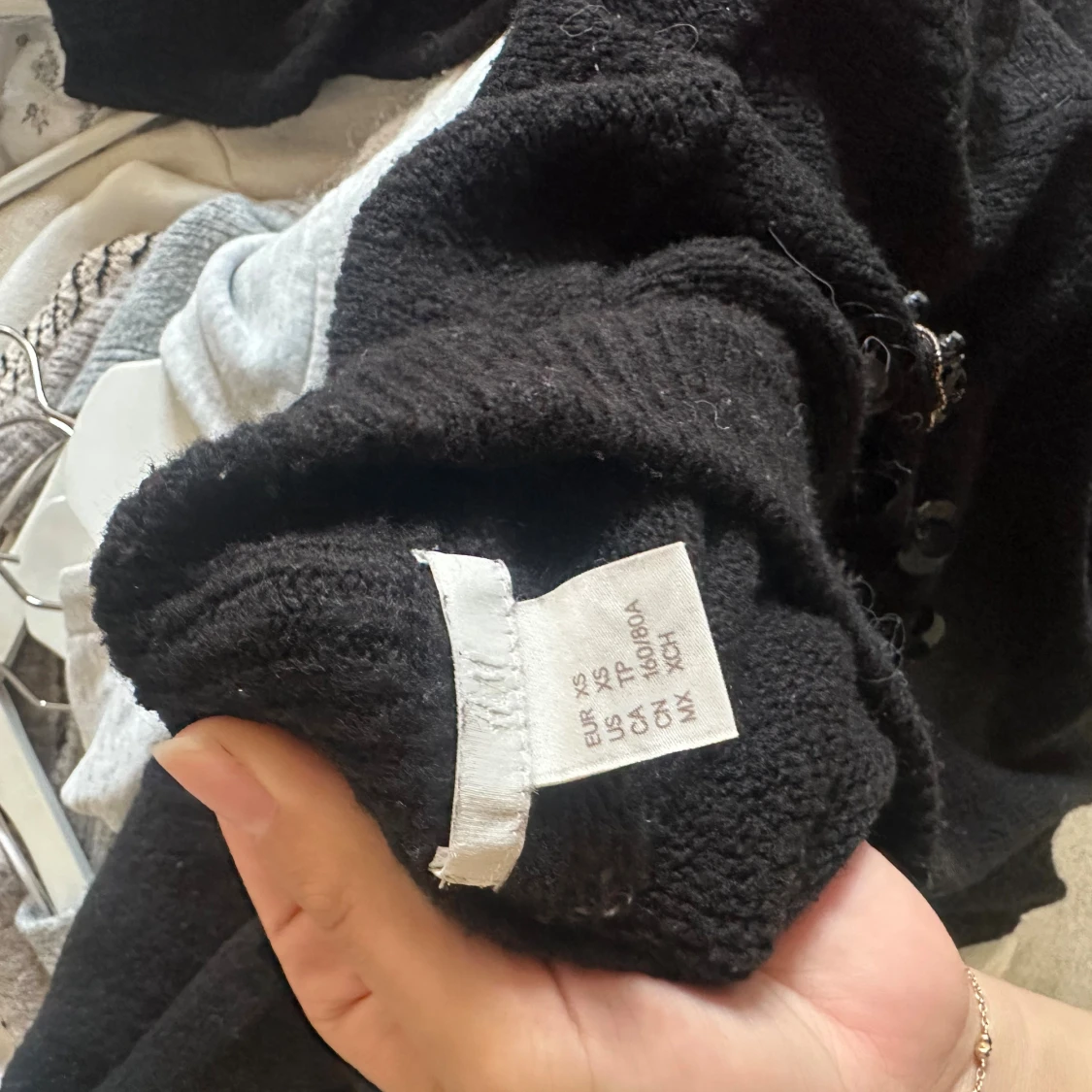 Svart stickad tröja med pärldetaljer - 2