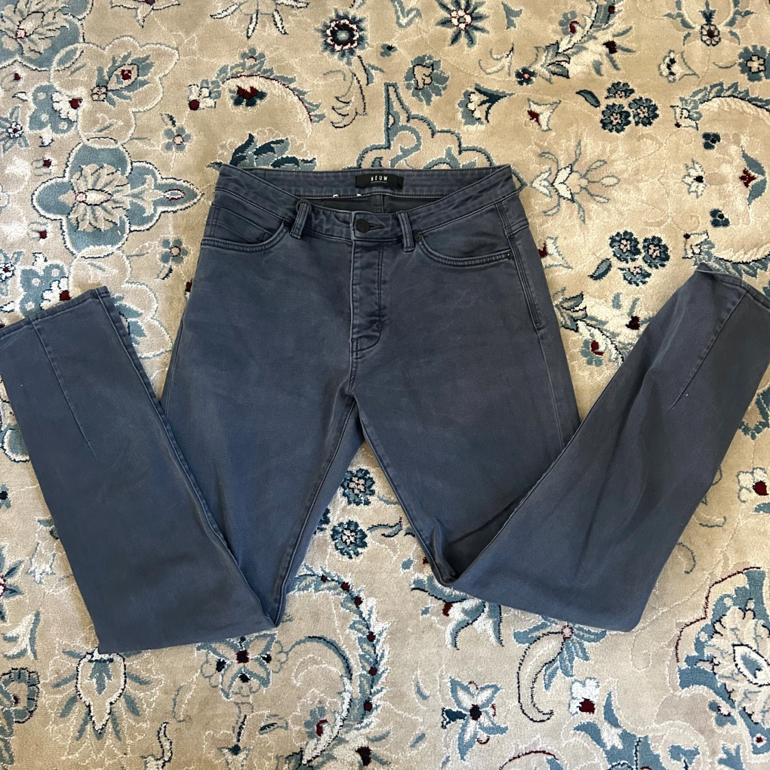 Mörkblå jeans från Neuw