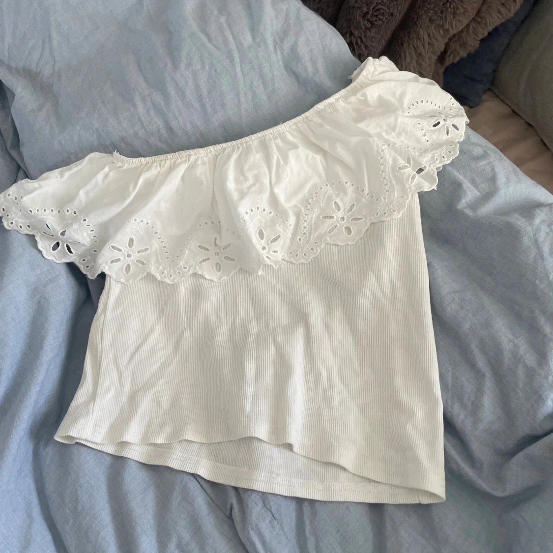 Vit offshoulder topp med volang från ZARA  - 1