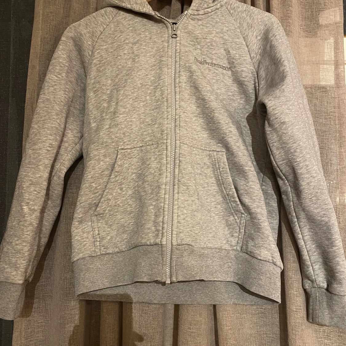 Grå hoodie från Peak Performance XS