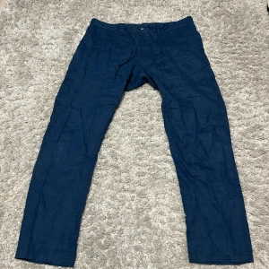 Ralph Lauren linnebyxor, relaxed fit - Snygga blå Ralph Lauren linnebyxor i relaxed fit. Byxorna har raka ben och klassisk design, perfekta för en chill och stilren look. Luftigt material som passar bra till varmare dagar. Storlek XL men kan passa L 