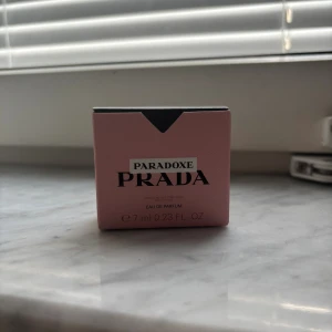 Prada Paradoxe Eau de Parfum - Prada Paradoxe Eau de Parfum,  i 7 ml. Helt NY, aldrig använd. Perfekt att ha i väskan eller om man vill testa utan att köpa större flaska🌸