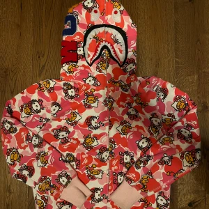 BAPE x Hello Kitty rosa hoodie - 🏷️ Brand: Bape 📐 Size: M 🎨 Color: Pink 🧵 Material: 100% Cotton 👕 Fit: Regular 📏 Length: Regular ⭐ Condition: Worn a few times ⚠️ Defects: None