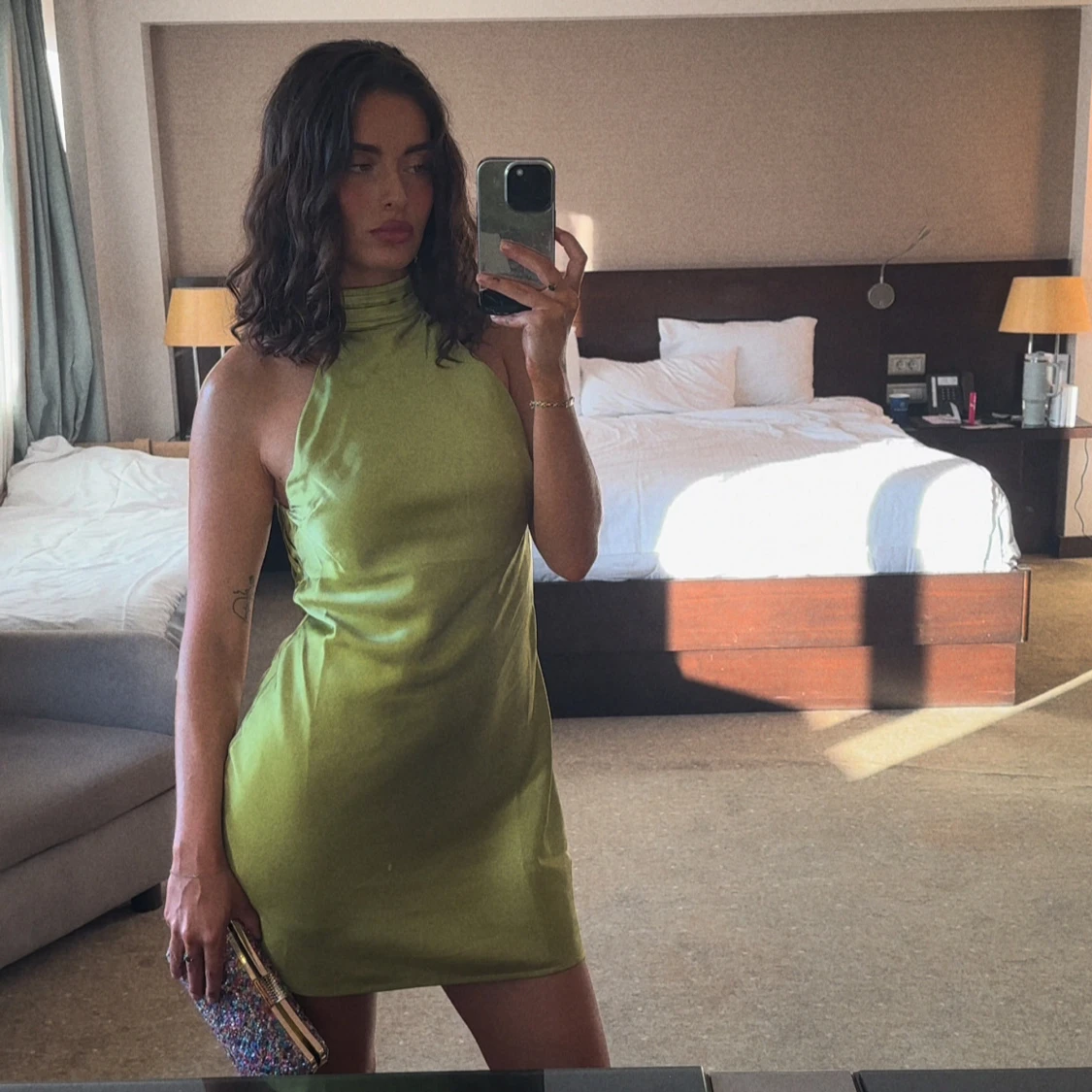Grön axelbandslös klänning