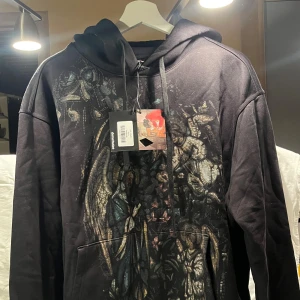 Derschutze ”awakening v2” - Derschutze ”awakening v2” På framsidan finns ett fint broderi   Tröjan är ny, med etiketter och originalförpackning.  Storlek: M