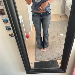 True religion jeans - Snygga blå jeans från True religion med bootcut passform och låg midja. Super fina jeans, men har aldrig kommit till användning, är i fint skick. 