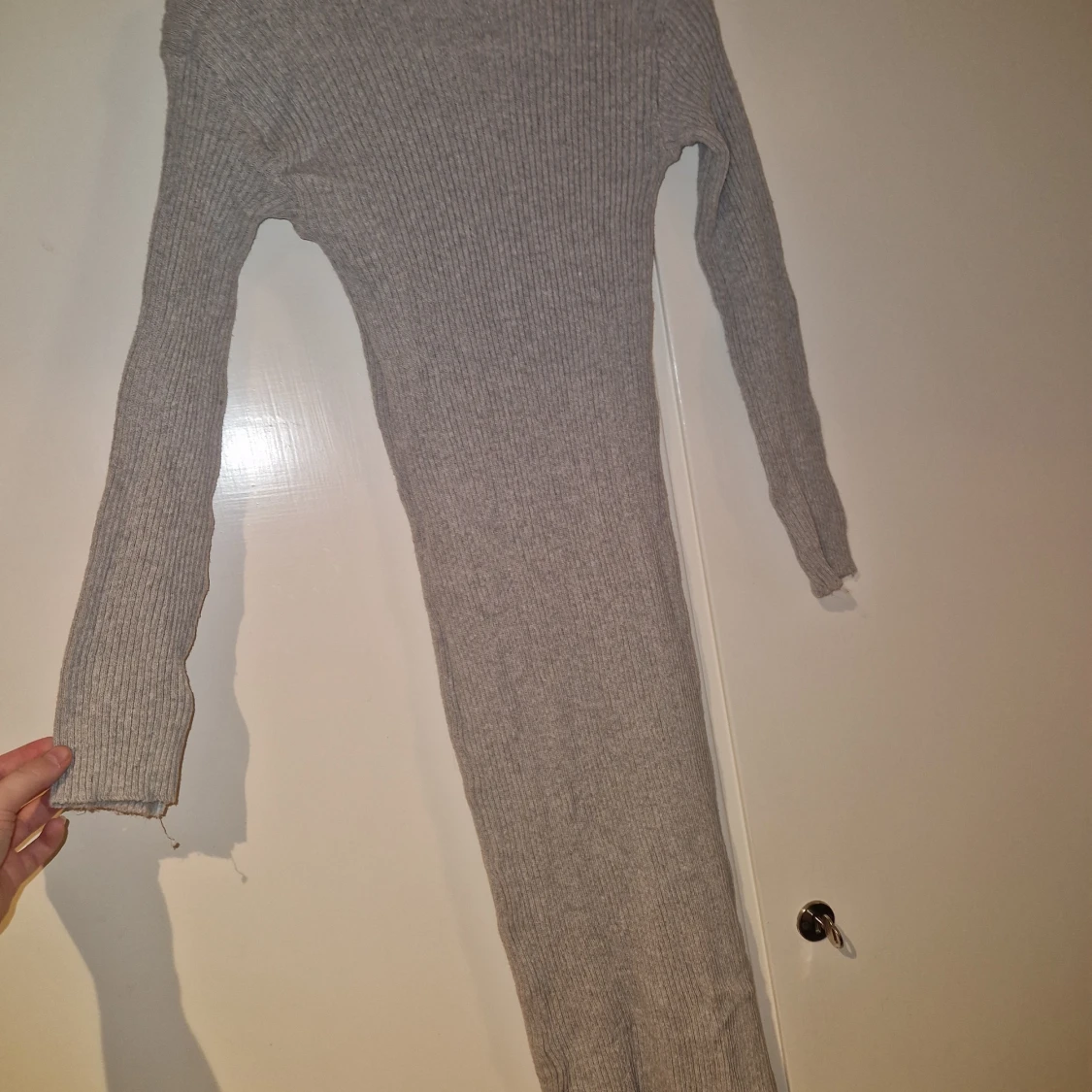 Grå ribbad stickad långklänning - 1