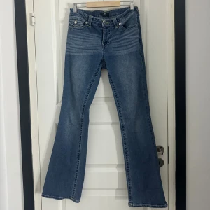 True Religion Becca Bootcut Jeans - Jättefina jeans från true religion som är slut i storleken överallt. Normala i storleken och inga skavanker eller något slitage alls, som nya!🩷🩷Köpta för 1 399kr 🩷🩷