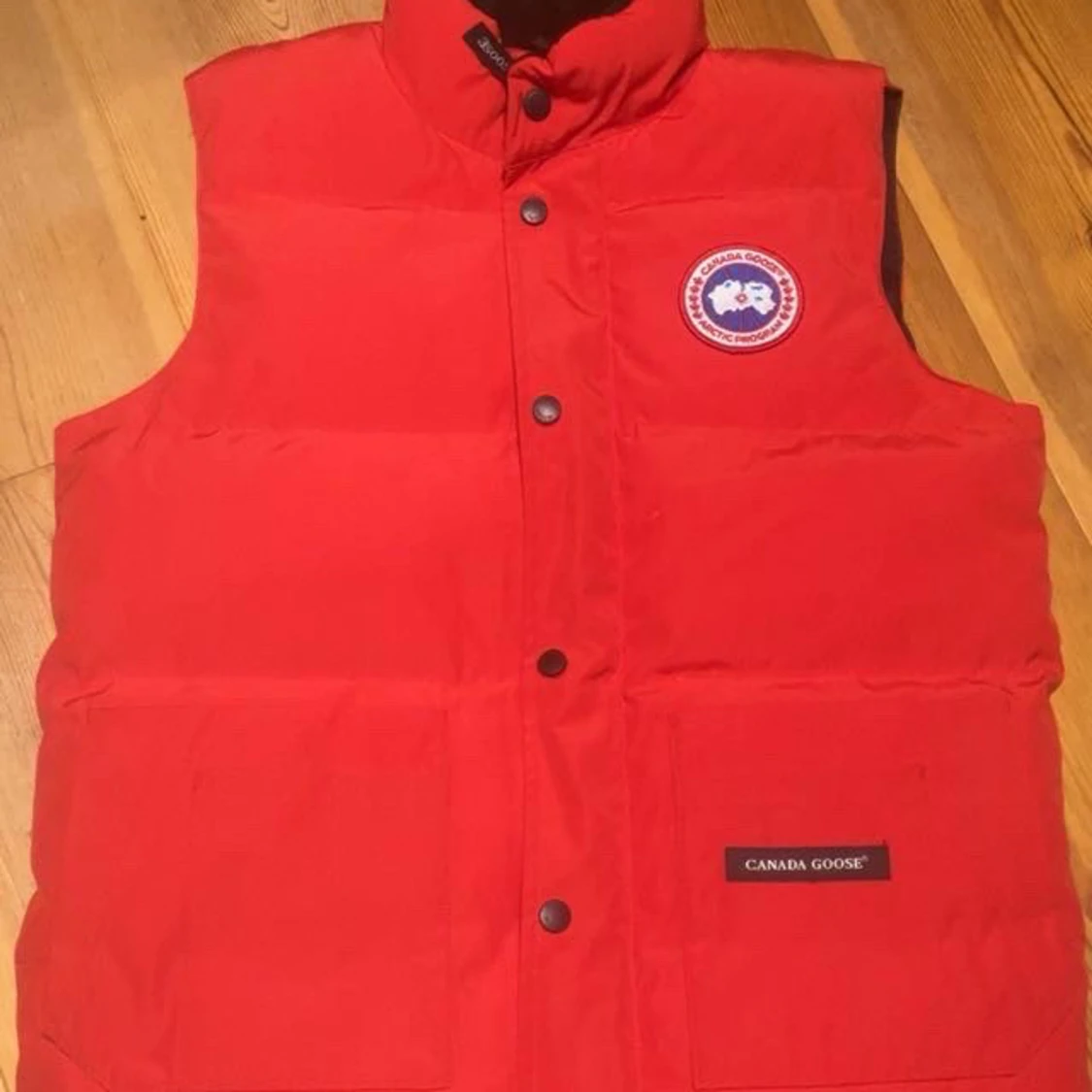 Röd dunväst från Canada Goose XS