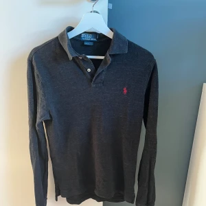 Längärmad pikétröja Polo Ralph Lauren - Säljer en snygg  långärmad pikétröja från Polo Ralph Lauren. Använd men inga defekter. Storlek S. Hör av er vid frågor eller fler bilder. 