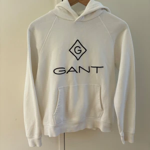 Vit gant hoodie - Vit gant hoodie perfekt till höst/vinter 🍂 Fint skick men lite nopprig på insidan💕storlek 158/164