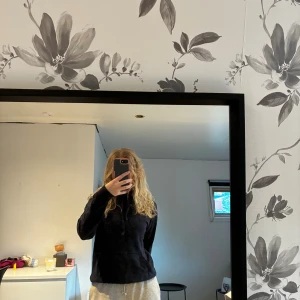 Peak Performance hoodie - Marinblå hoodie från Peak Performance med broderad logga på bröstet. Klassisk modell med huva, snörning och känguruficka framtill. Perfekt för chill dagar eller när du vill ha en clean look. Sista bilden är mer rättvis i färg!