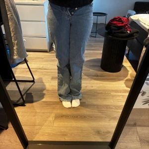 Blå jeans  - Snygga blå jeans från Bikbok, perfekta för dig som gillar en avslappnad och trendig look. Jätte fina och knappt använda då dom tyvärr blev försmåa för mig