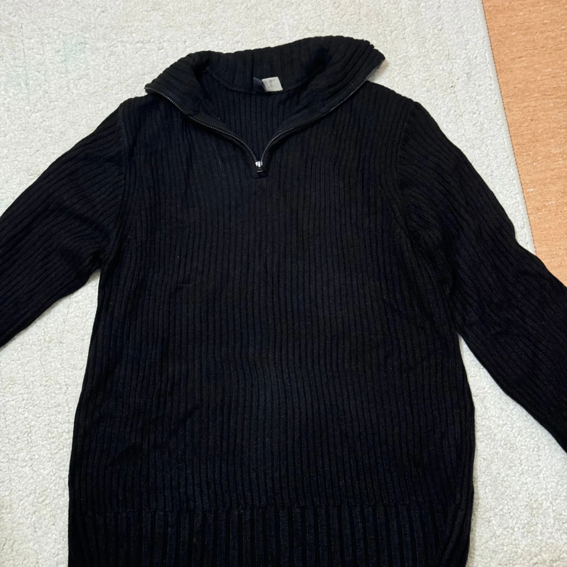 Svart ribbad stickad tröja H&M 