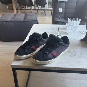 Burberry skor - Unika och riktigt feta burberry skor || De är i Strlk 41 men stora i storleken så passar 42 || Bra skick förutom två slitningar (Se bild 1) därav lite lägre pris || Bara att skriva vid frågor och funderingar!