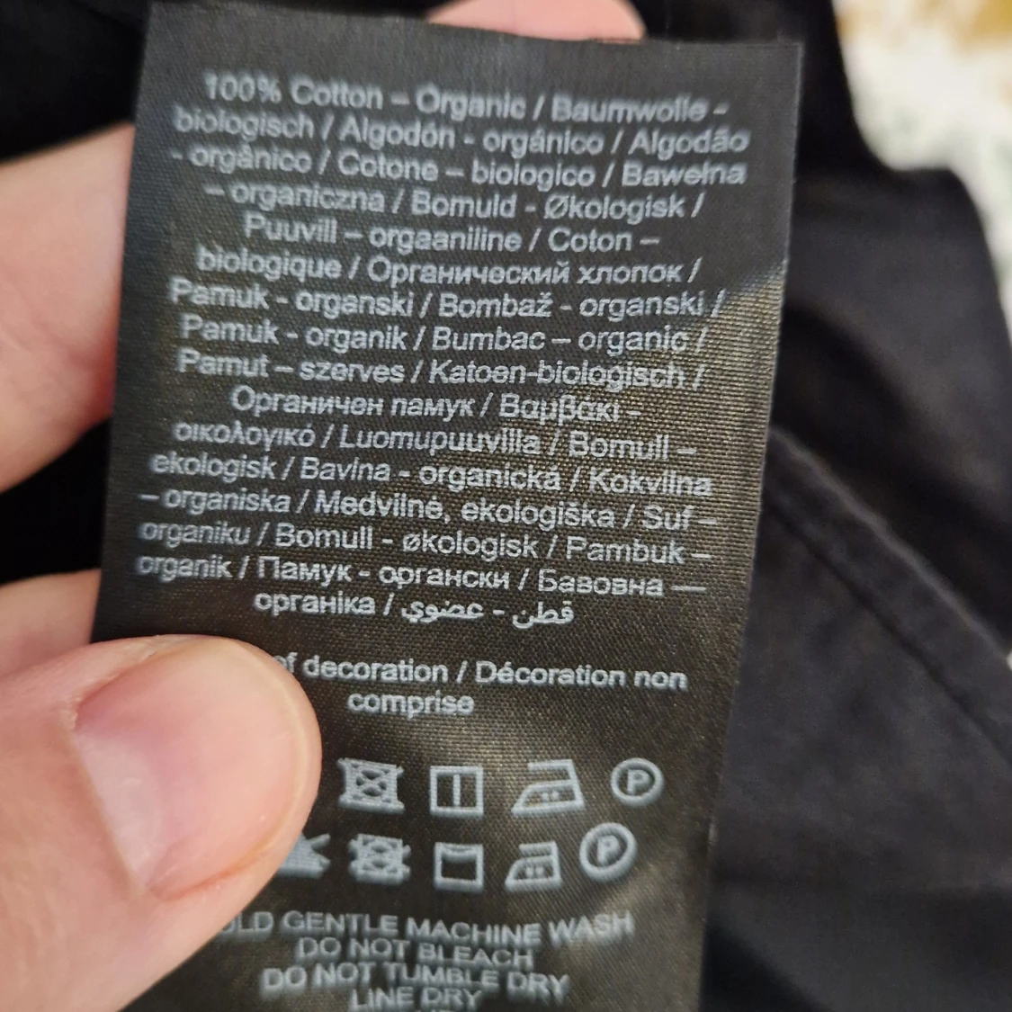 Svart skjorta med volangdetaljer - 3