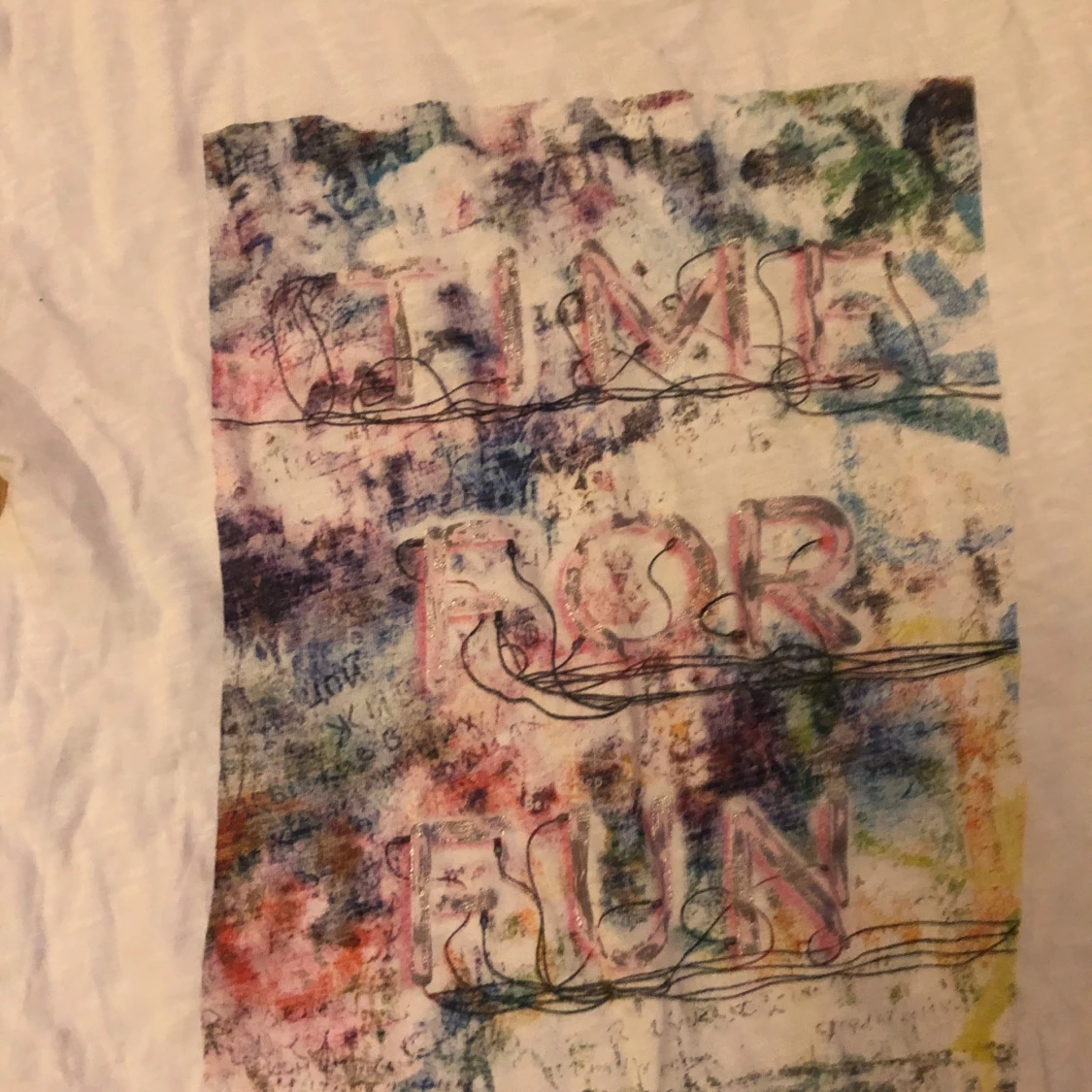 Vit t-shirt med färgglatt tryck typ 146-152 - 1