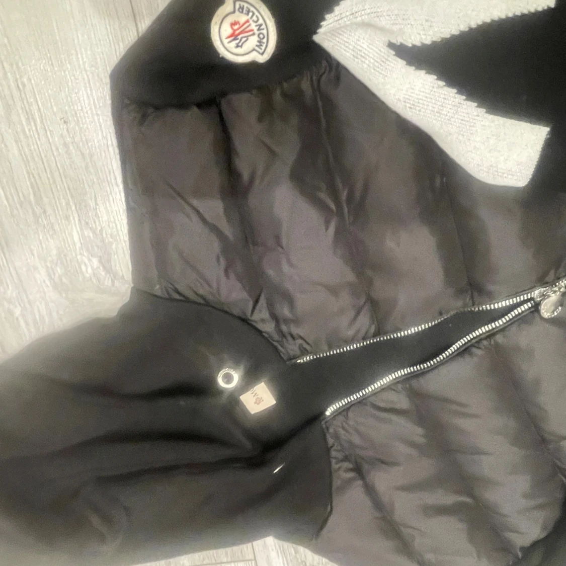 Svart Moncler dunjacka med huva - 1