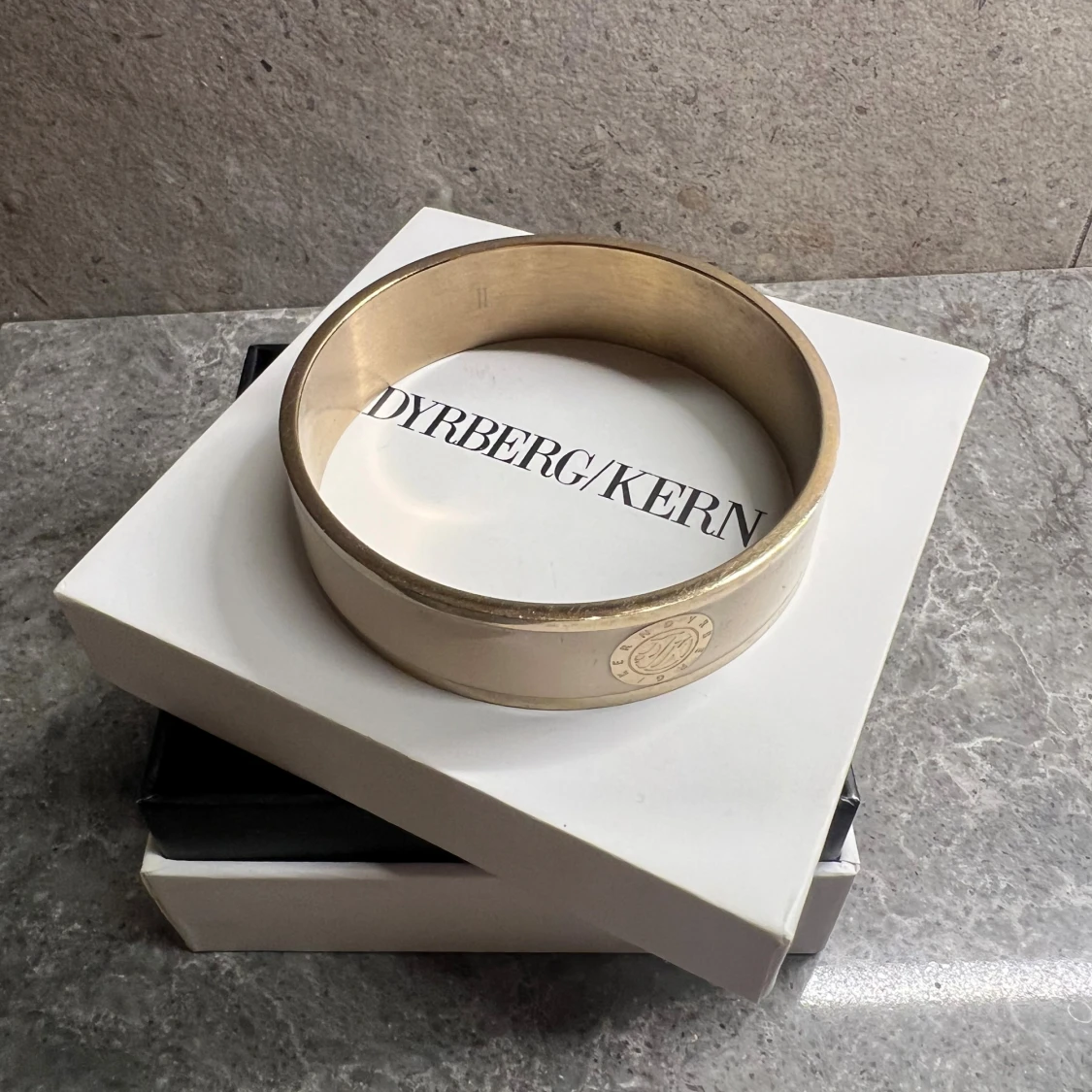 Bredt armband från Dyrberg/Kern i guld - 1