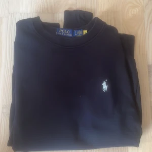 Snygg svart ralph lauren sweatshirt - En svart Ralph lauren sweatshirt som knappt är använd, fråga om bilder så fixas det 