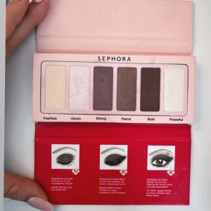 Sephora x Barbie ögonskuggspalett - Super Barbie ögonskuggspalett från Sephora x Barbie med 6 nyanser: ljusgul, skimrande rosa, taupe, brons, mörkbrun och pärlvit. 