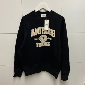 Ami Paris Sweatshirt  - Hejsan, säljer en helt ny Sweatshirt aldrig tidigare använd. Storlek L. Postar alltid inom 24h efter köpet. Skriv gärna om du har fler frågor.