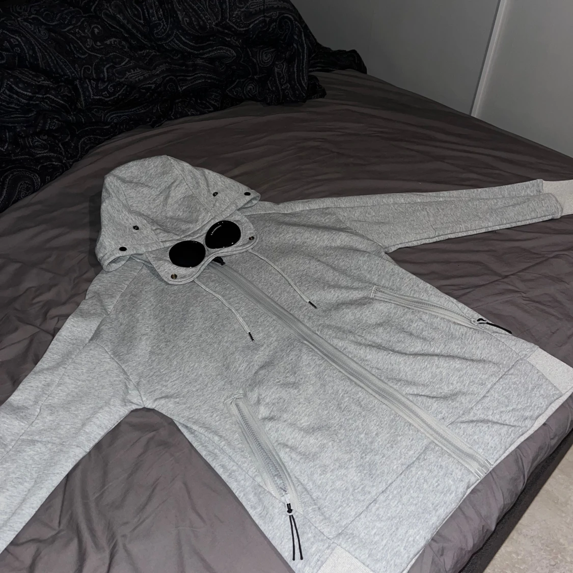 Grå hoodiejacka C.P. Company goggles - 2