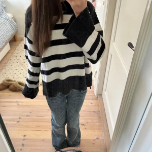 Randig svartvit stickad tröja - Säljer en stickad tröja med breda svarta och vita ränder. 💞