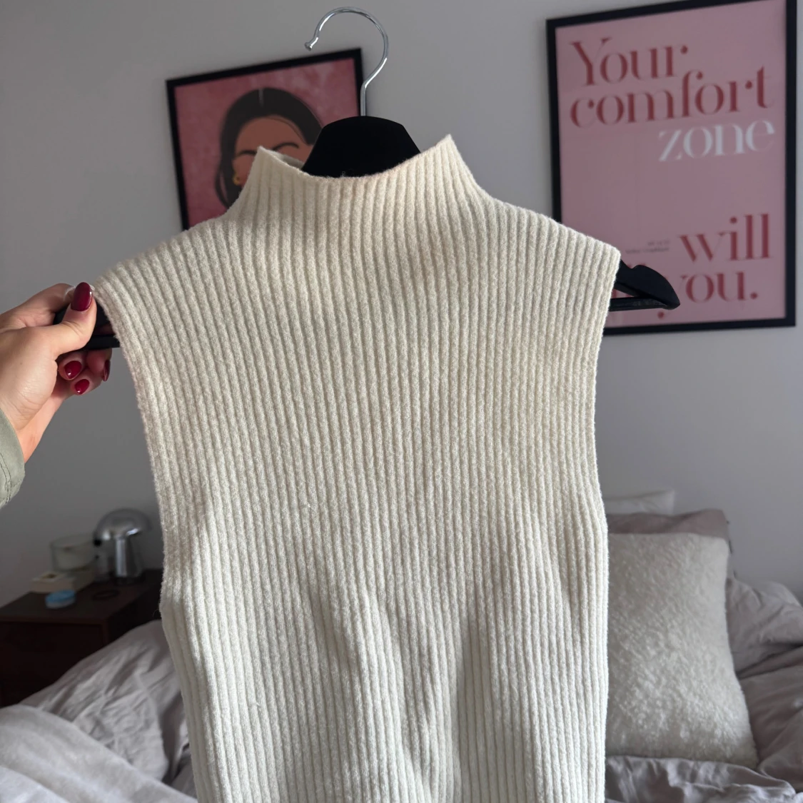 Ribbad vit stickad polotröja - 1