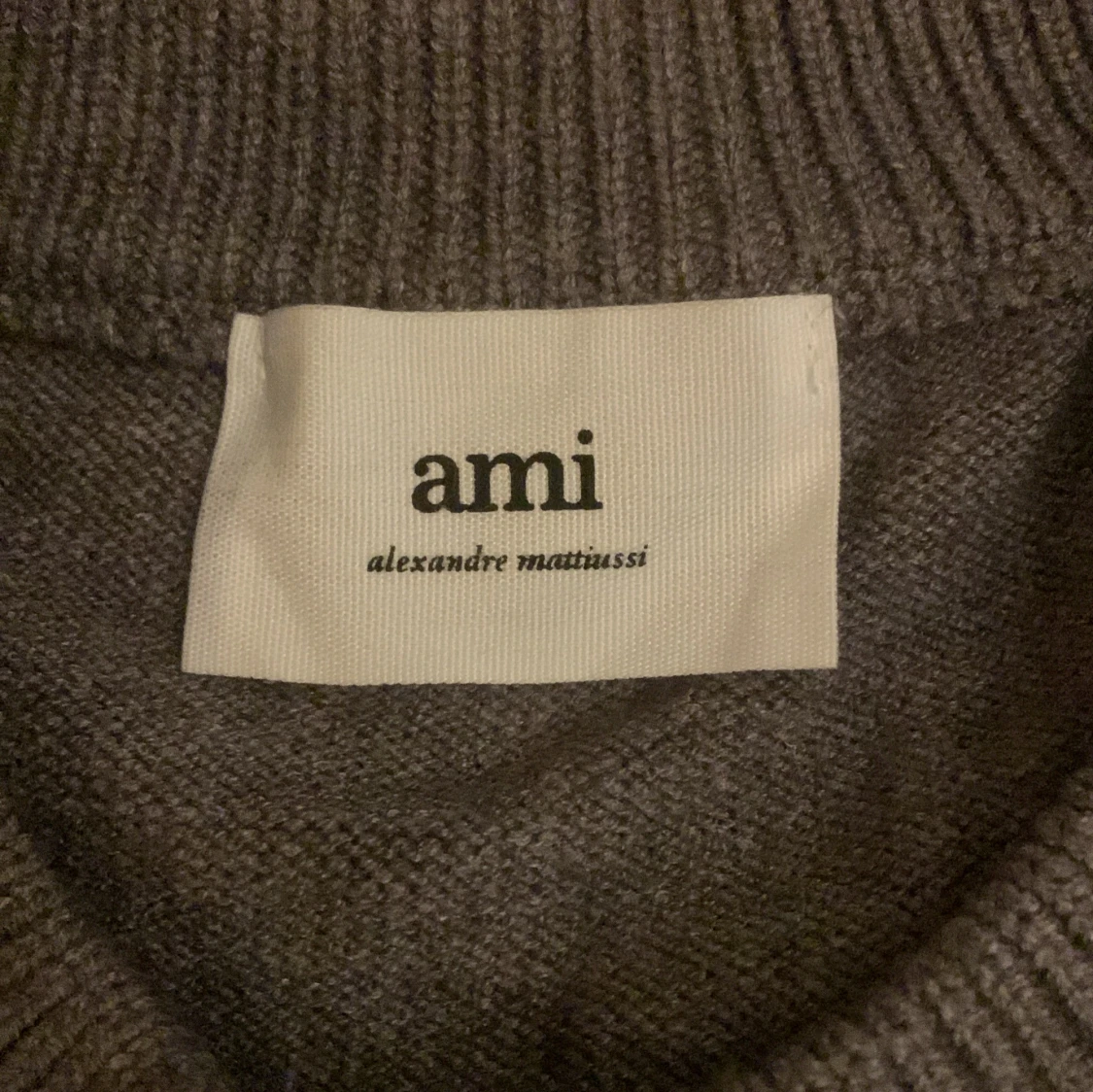 Grå stickad tröja från Ami med rött hjärta - 2