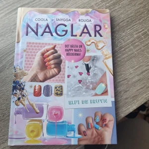Coola Snygga Roliga Naglar - En färgsprakande bok full av tips och inspiration för att skapa unika och trendiga naglar hemma! Lär dig måla, dekorera och ta hand om dina naglar med enkla steg och kreativa idéer. Perfekt för dig som vill uttrycka din stil och testa nya looks.