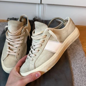 Tom Ford Cambridge  - Hej, säljer nu ett par sjukt schyssta Tom Ford skor med ett värde till 10 000 kr! | Skorna är en blandning av beige, grå. | Väldigt eftertraktade skor som man sticker ut i. | Ingår: Två dustbags. | UK 7 1/2 så sitter som en 42-43. Perfekta till hösten, hör av er vid frågor!🌟