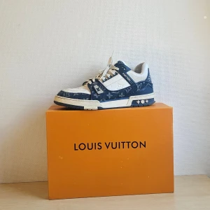 Louis Vuitton blå/vita sneakers denim - **KOMMER MED LÅDA OCH KVITTO**Louis Vuitton sneakers i blått och vitt med ikoniskt monogrammönster i denim och detaljer i skinn. Snygg chunky sula, rund tå och klassisk snörning. Märkeslogga på sidan och hälen. Perfekta för dig som vill sticka ut med lyxig streetstyle.