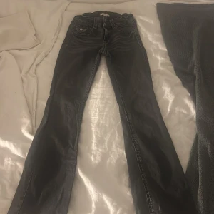 Svarta bootcut jeans från Gina Tricot - Snygga svarta jeans från Gina Tricot i bootcut-modell. Jeansen har klassisk femficksdesign, normal passform och är tillverkade i ett stretchigt jeanstyg. Perfekta för dig som gillar en tidlös look med lite utsvängda ben.