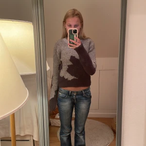 Grå och brun stickad tröja Weekday - Säljer en stickad tröja från Weekday i storlek XS. Tröjan är croppad med lång ärm och har ett unikt mönster i grått och mörkbrunt. Mjuk och fluffig känsla, perfekt för lager-på-lager. Rund halsringning och relaxed fit.