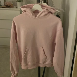 Hoodie  - Rosa hoodie från Gina tricot, är i superbra skick!💕