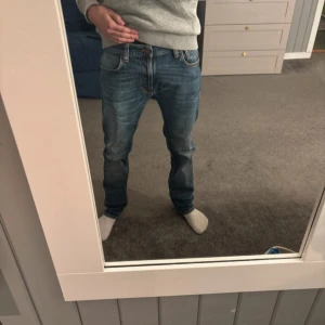 Nudie blå jeans straight fit - Säljer ett par nudie jeans.