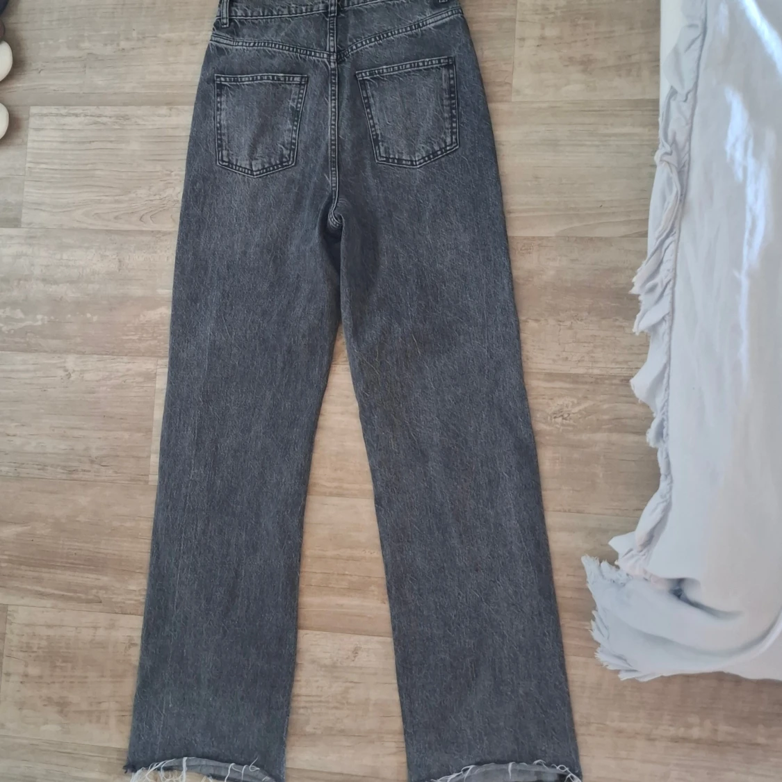 Gråa raka jeans med råa kanter - 3