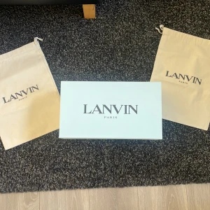 Lanvin //Lanvins (endast tillbehör) - Säljer ENDAST Lanvins tillbehör. Helt nytt. 2 dustbag och skokartongen. 