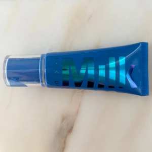 Milk Makeup Hydro Grip Gel Tint - Milk Makeup Hydro Grip Gel Tint i färg 5. Lätt gelbaserad foundation som ger en naturlig finish och känns fräsch på huden. Perfekt för dig som gillar en lätt täckning och glow.  Passar en neural och ljus hudton. Produkten är inköpt i sommras och sparsamt använd men i gott skick, mycket produkt kvar i flaskan. 