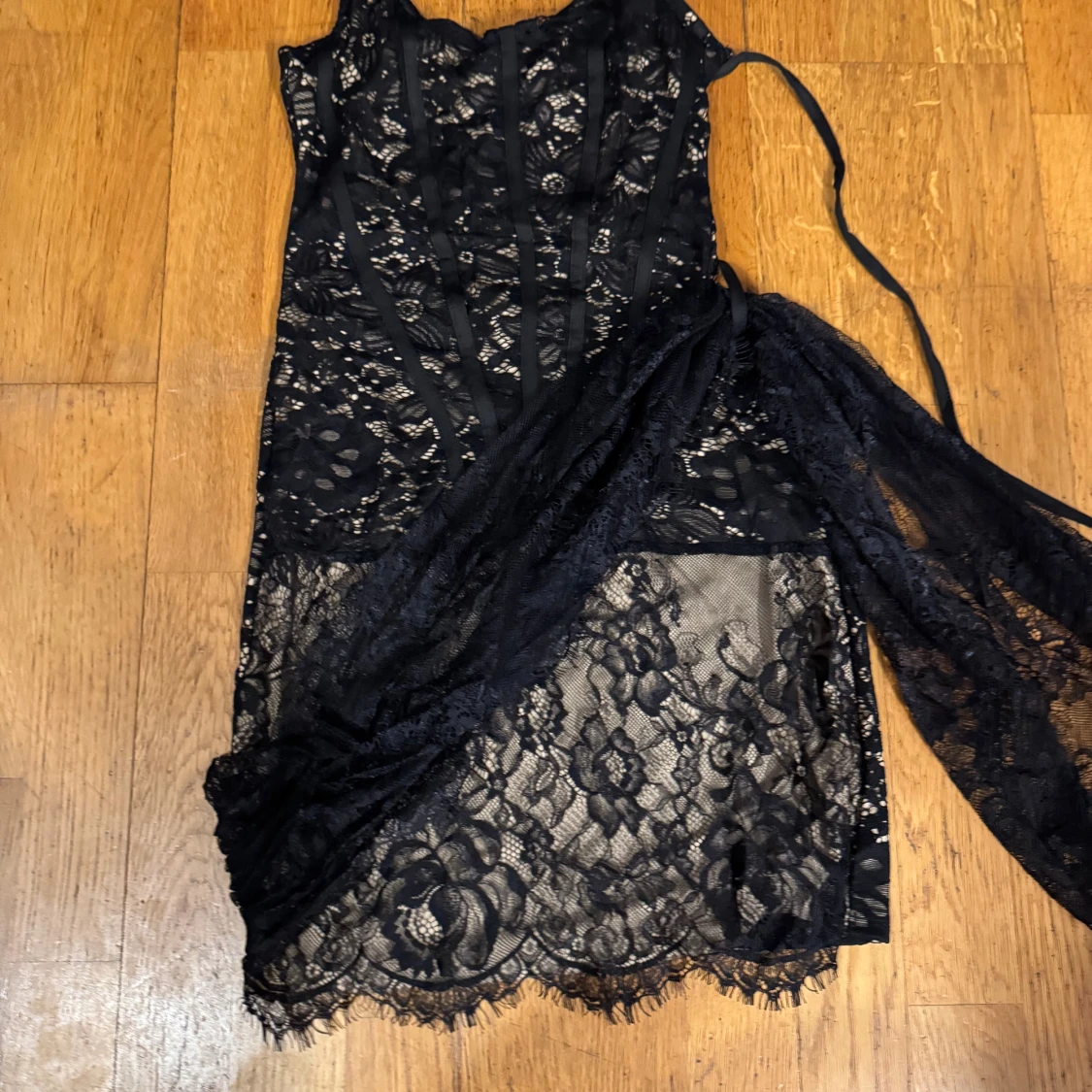 Svart spetsklänning med snörning - 2