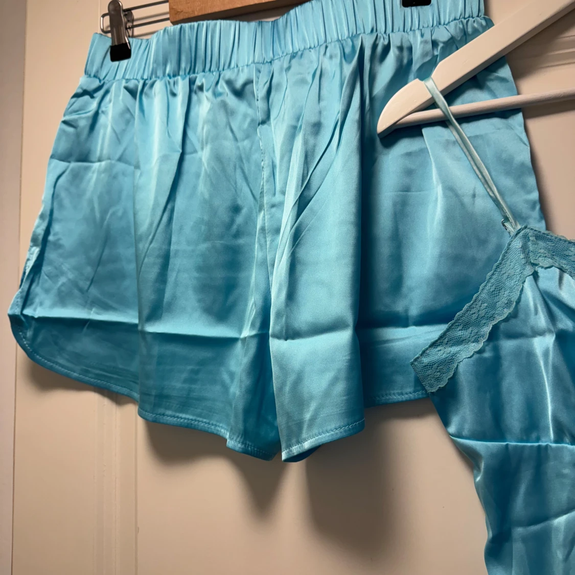 Turkos linnetopp i satin med spets - 3