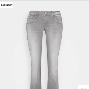 Grå bootcut jeans med ljus tvätt - Snygga grå jeans med bootcut-modell och ljus tvätt. Klassisk femficksdesign, normalhög midja och diskreta sömmar på bakfickorna. Perfekta för dig som gillar en stilren look med lite extra edge.