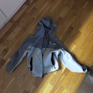 Blå Nike tech fleecejacka - En blå Nike tech fleece, men en rosa fläk som inte går bort, 