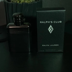 Ralph's Club Eau de Parfum 50ml - Modern parfym med noter av vetiver, lavandin, clary sage och cederträ. Flaskan rymmer 50 ml. Perfekt för dig som vill sticka ut med en stilren och trendig doft.
