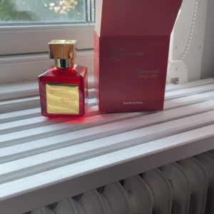 Baccarat Rouge 504 Eau de Parfum - Stilren parfym i röd flaska med guldiga detaljer. Eau de parfum-variant, perfekt för dig som vill sticka ut med en exklusiv doft. Levereras med originalförpackning. Normala pris 300