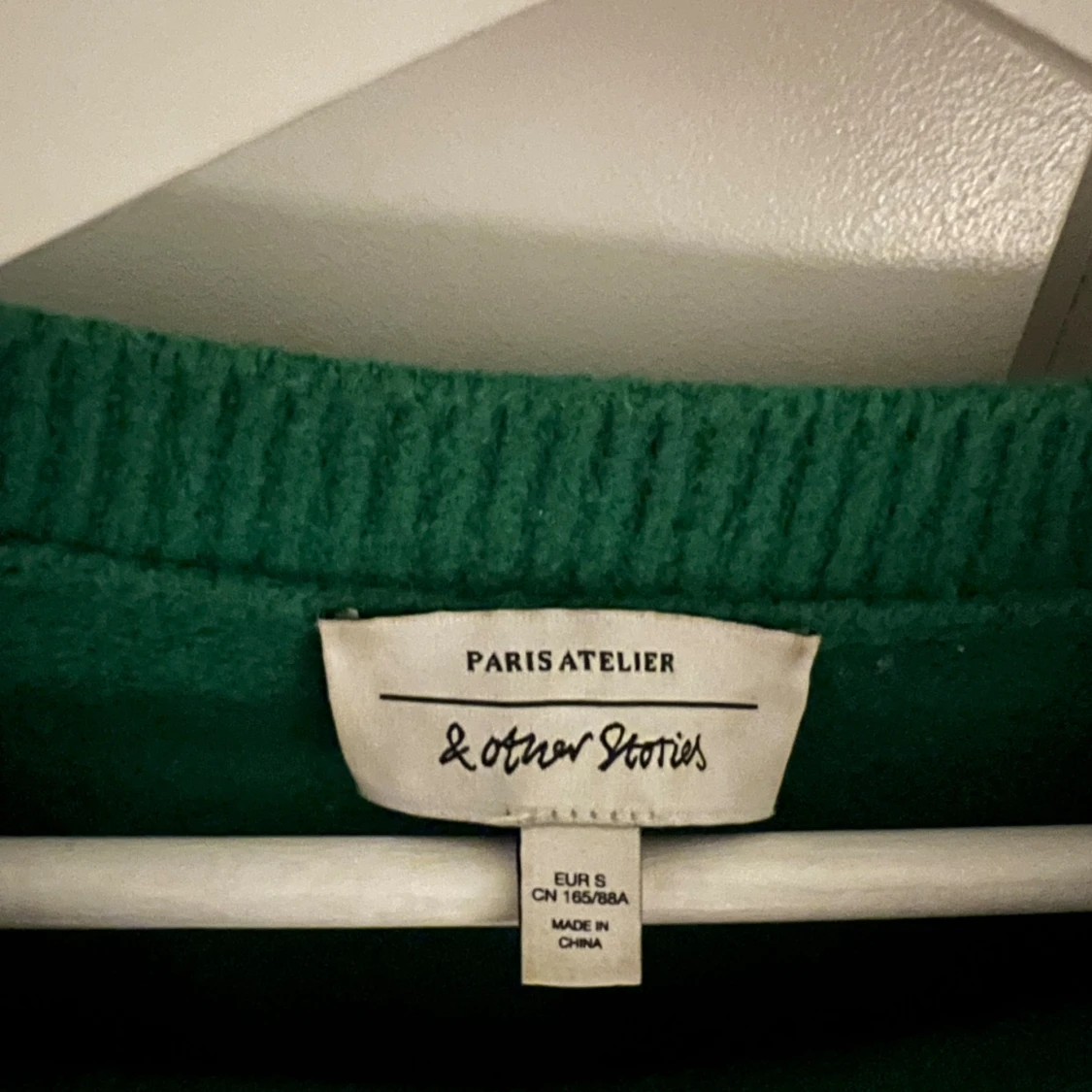 Grön stickad tröja från & Other Stories - 2